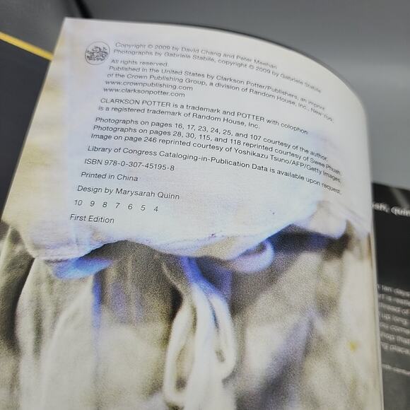 MOMOFUKO David Chang Peter Meehan Restaurant New York City Cookbook 1st Edition - Picture 4 of 16